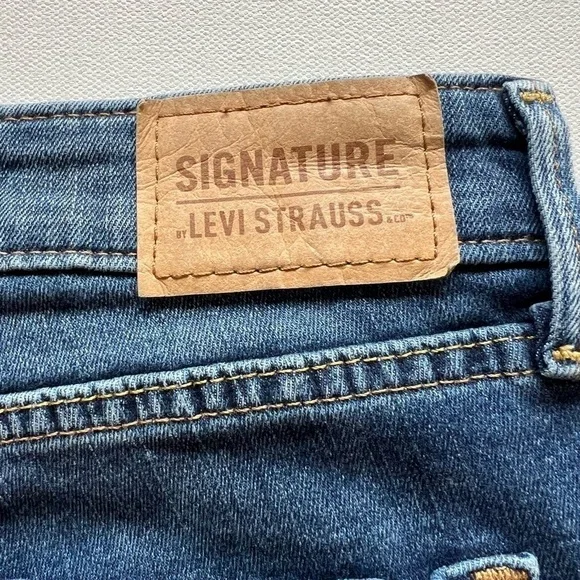 EUC Levi's Women's Bermuda Classic Denim Shorts Dark Wash 2/W26 🔥🔥 (D2) - Picture 6 of 6
